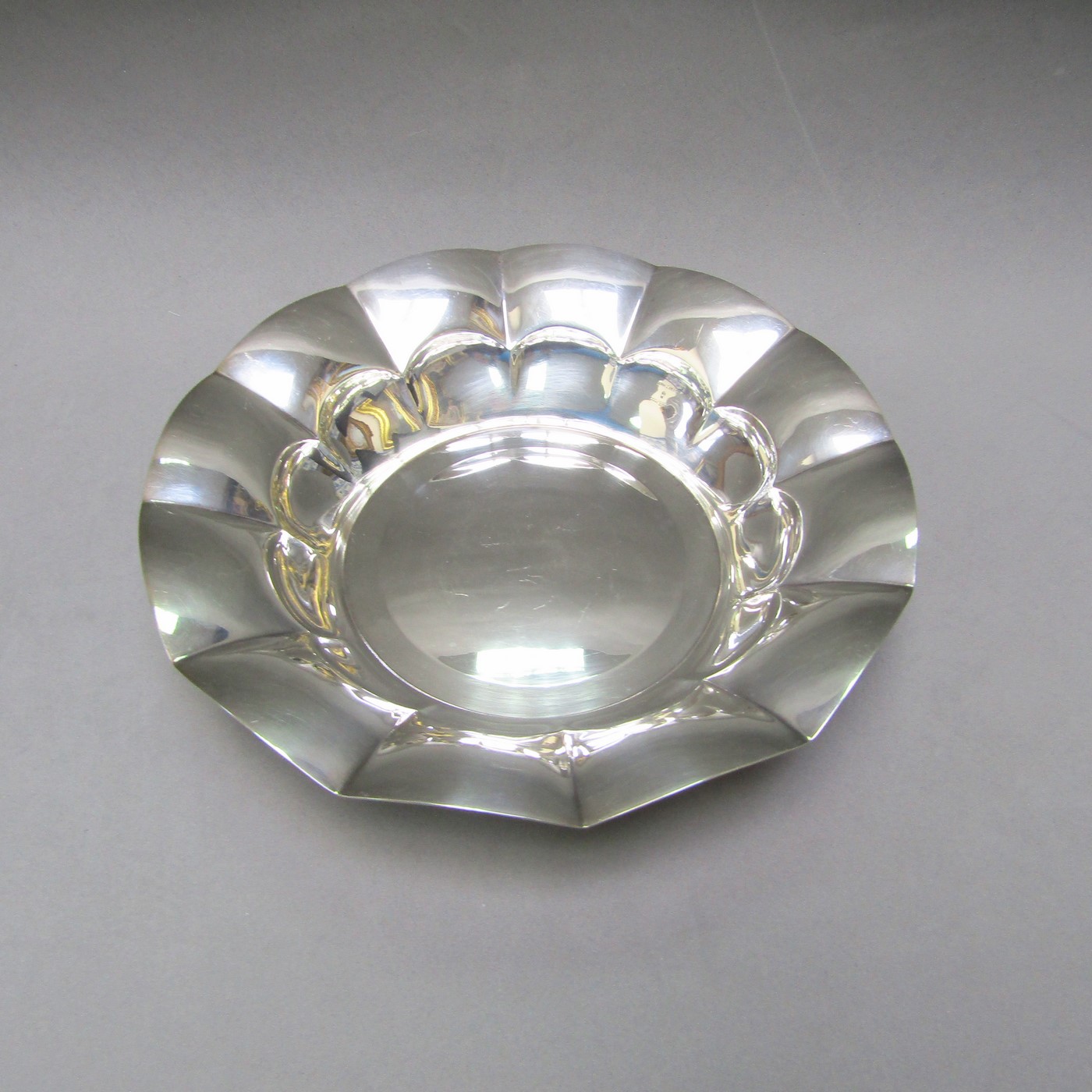 PÉREZ HERMANOS. Centro de Mesa en Plata de Ley. España, siglo XX. PÉREZ HERMANOS. Centro de Mesa en Plata de Ley. España, siglo XX.