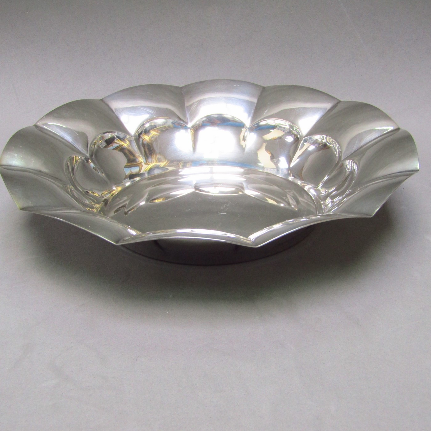 PÉREZ HERMANOS. Centro de Mesa en Plata de Ley. España, siglo XX. PÉREZ HERMANOS. Centro de Mesa en Plata de Ley. España, siglo XX.