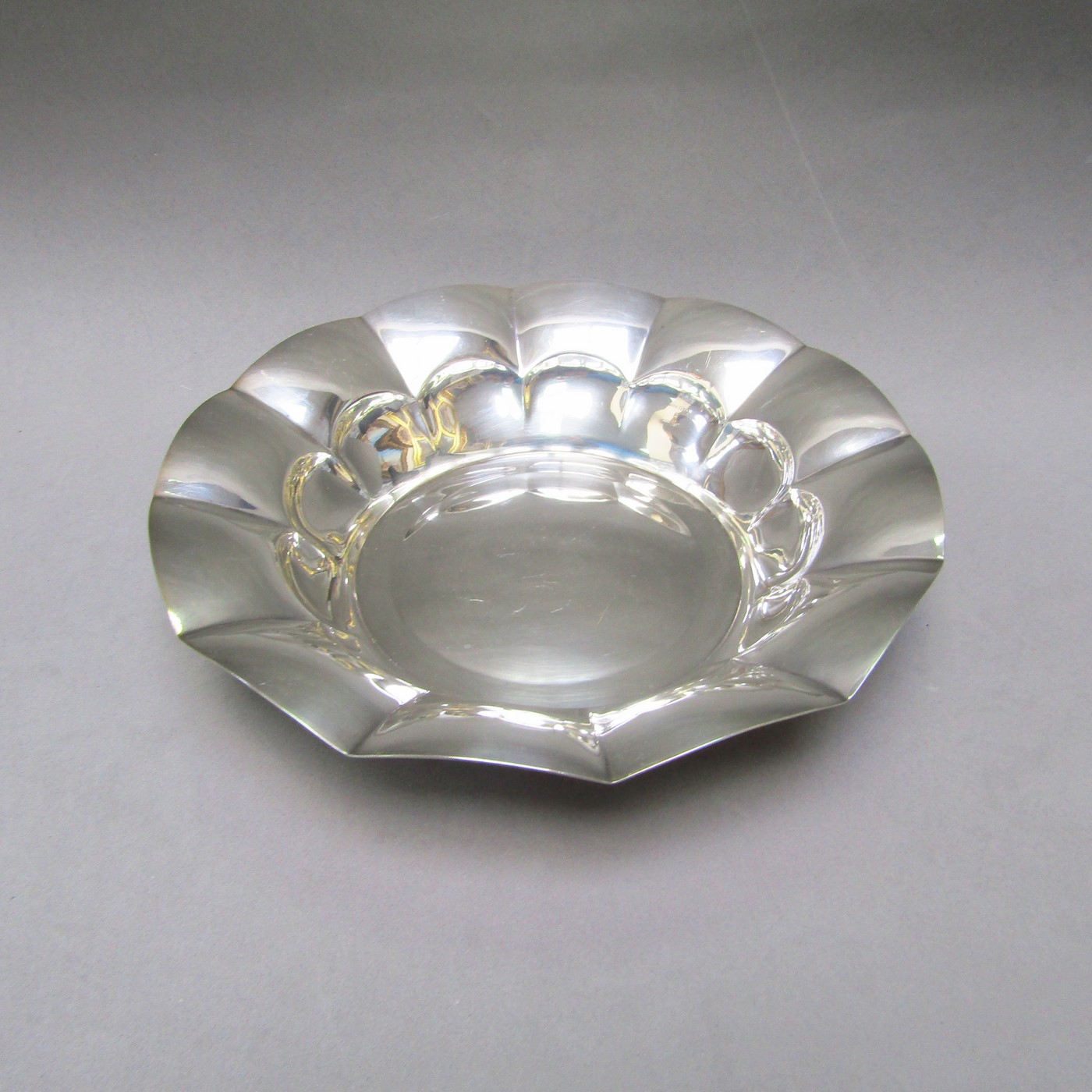 PÉREZ HERMANOS. Centro de Mesa en Plata de Ley. España, siglo XX. PÉREZ HERMANOS. Centro de Mesa en Plata de Ley. España, siglo XX.