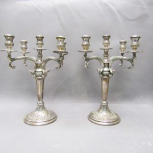 AZ. Pareja de Candelabros de cinco luces en Plata de Ley. España, siglo XX.