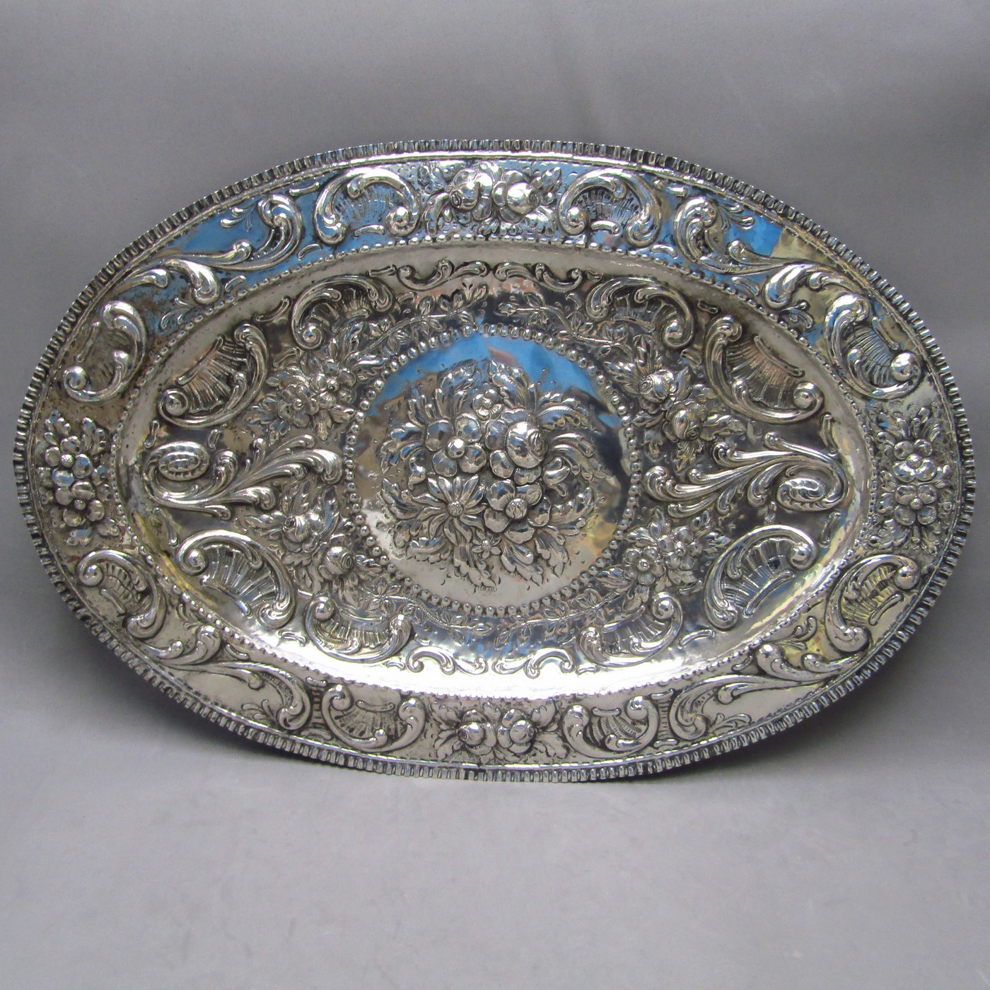 Bandejal Oval Decorativa gran tamaño en Plata de Ley. España, siglo XVIII-XIX. Bandejal Oval Decorativa gran tamaño en Plata de Ley. España, siglo XVIII-XIX.
