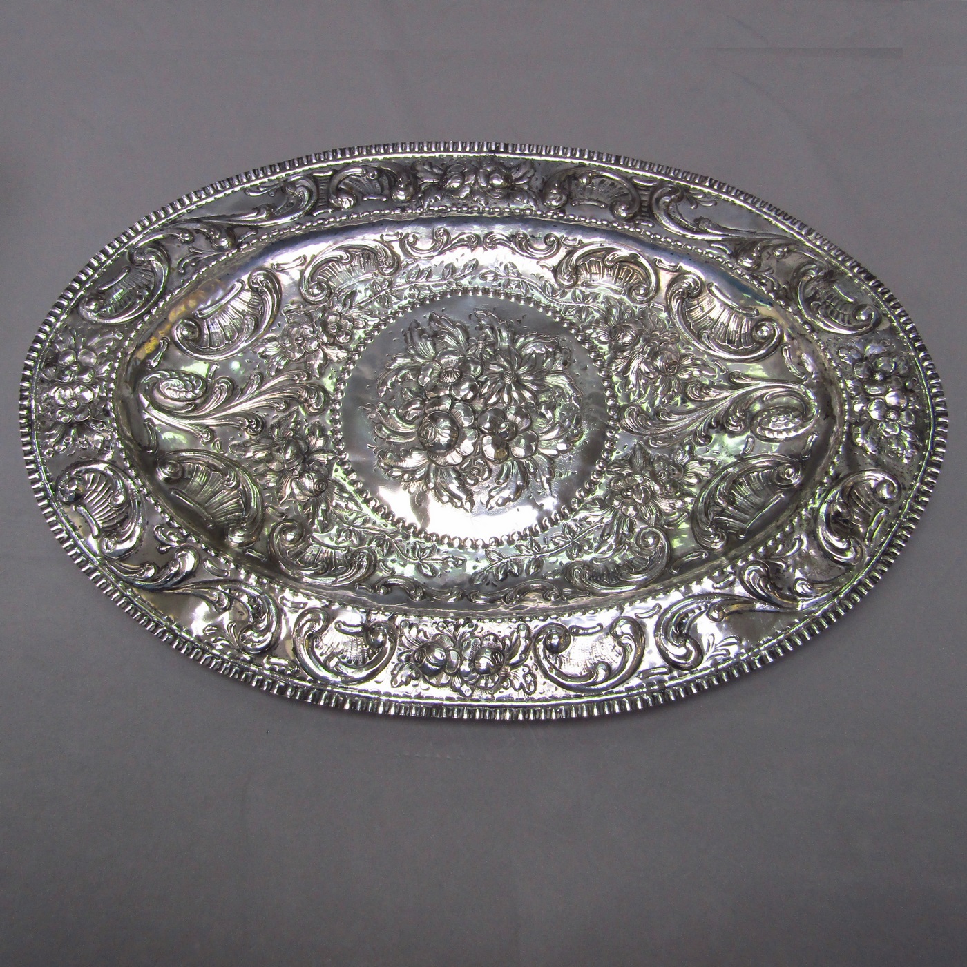 Bandejal Oval Decorativa gran tamaño en Plata de Ley. España, siglo XVIII-XIX. Bandejal Oval Decorativa gran tamaño en Plata de Ley. España, siglo XVIII-XIX.