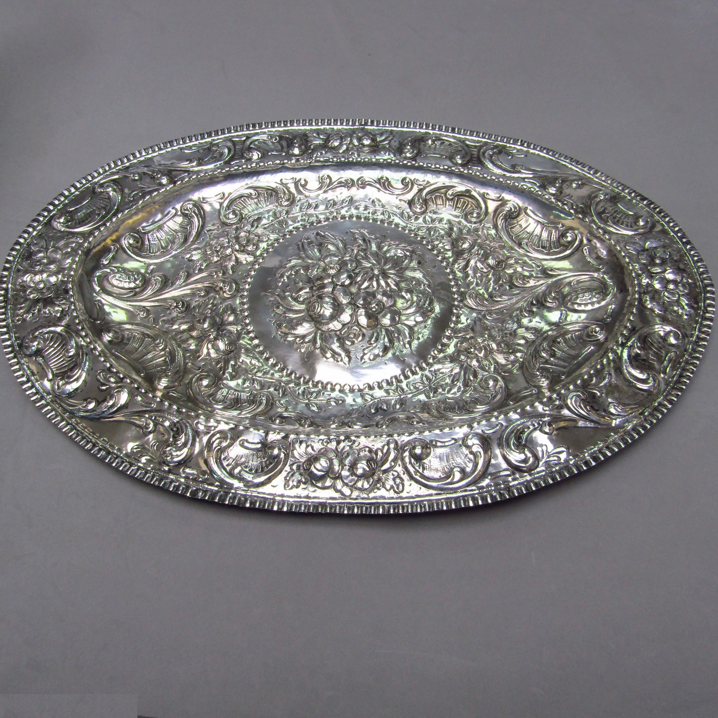Bandejal Oval Decorativa gran tamaño en Plata de Ley. España, siglo XVIII-XIX. Bandejal Oval Decorativa gran tamaño en Plata de Ley. España, siglo XVIII-XIX.