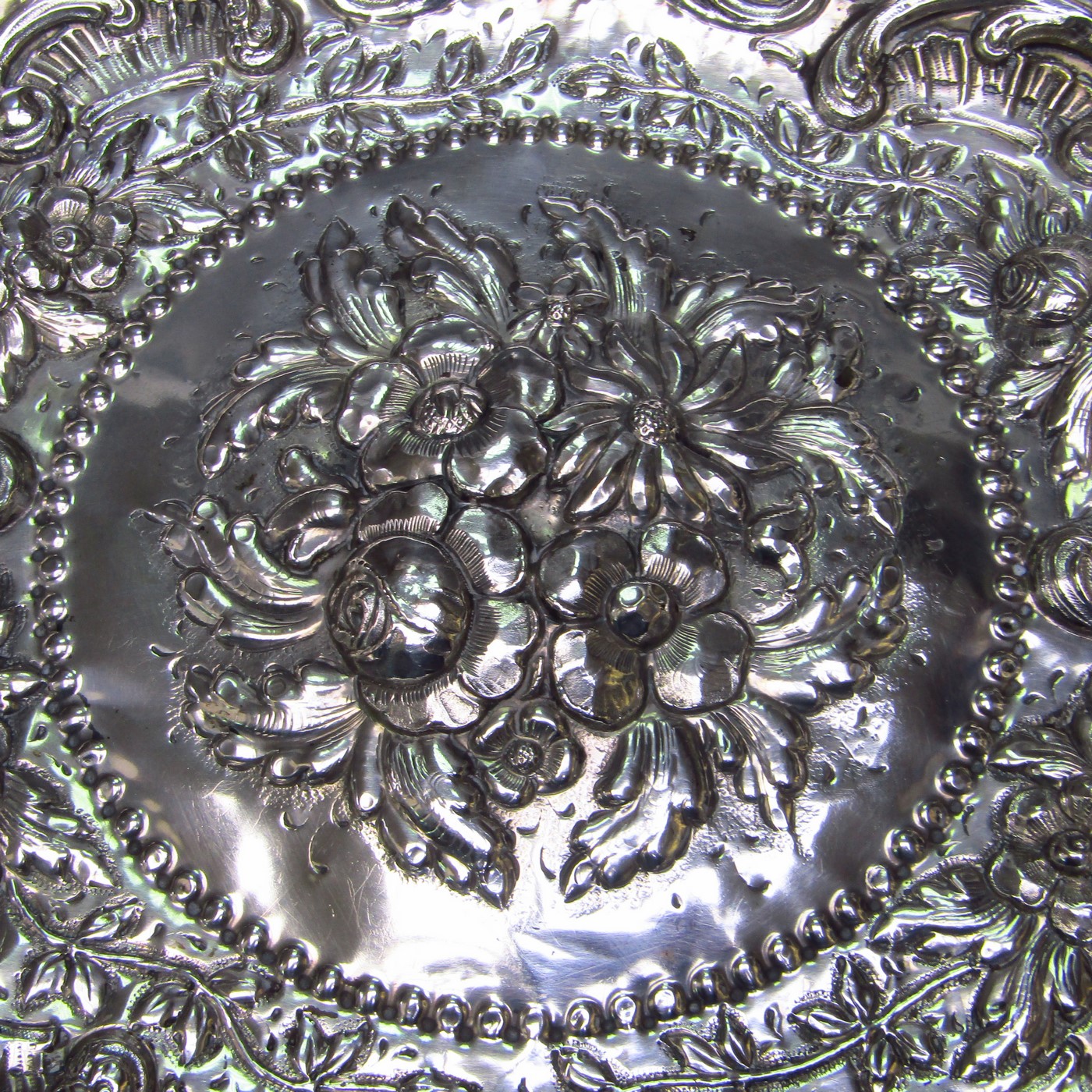 Bandejal Oval Decorativa gran tamaño en Plata de Ley. España, siglo XVIII-XIX. Bandejal Oval Decorativa gran tamaño en Plata de Ley. España, siglo XVIII-XIX.