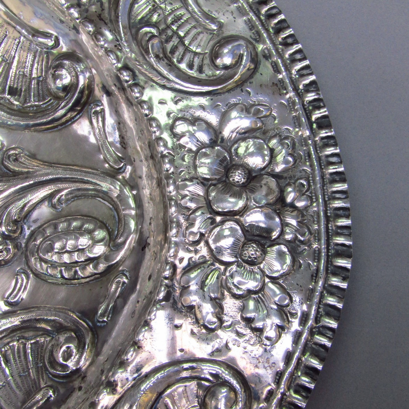 Bandejal Oval Decorativa gran tamaño en Plata de Ley. España, siglo XVIII-XIX. Bandejal Oval Decorativa gran tamaño en Plata de Ley. España, siglo XVIII-XIX.