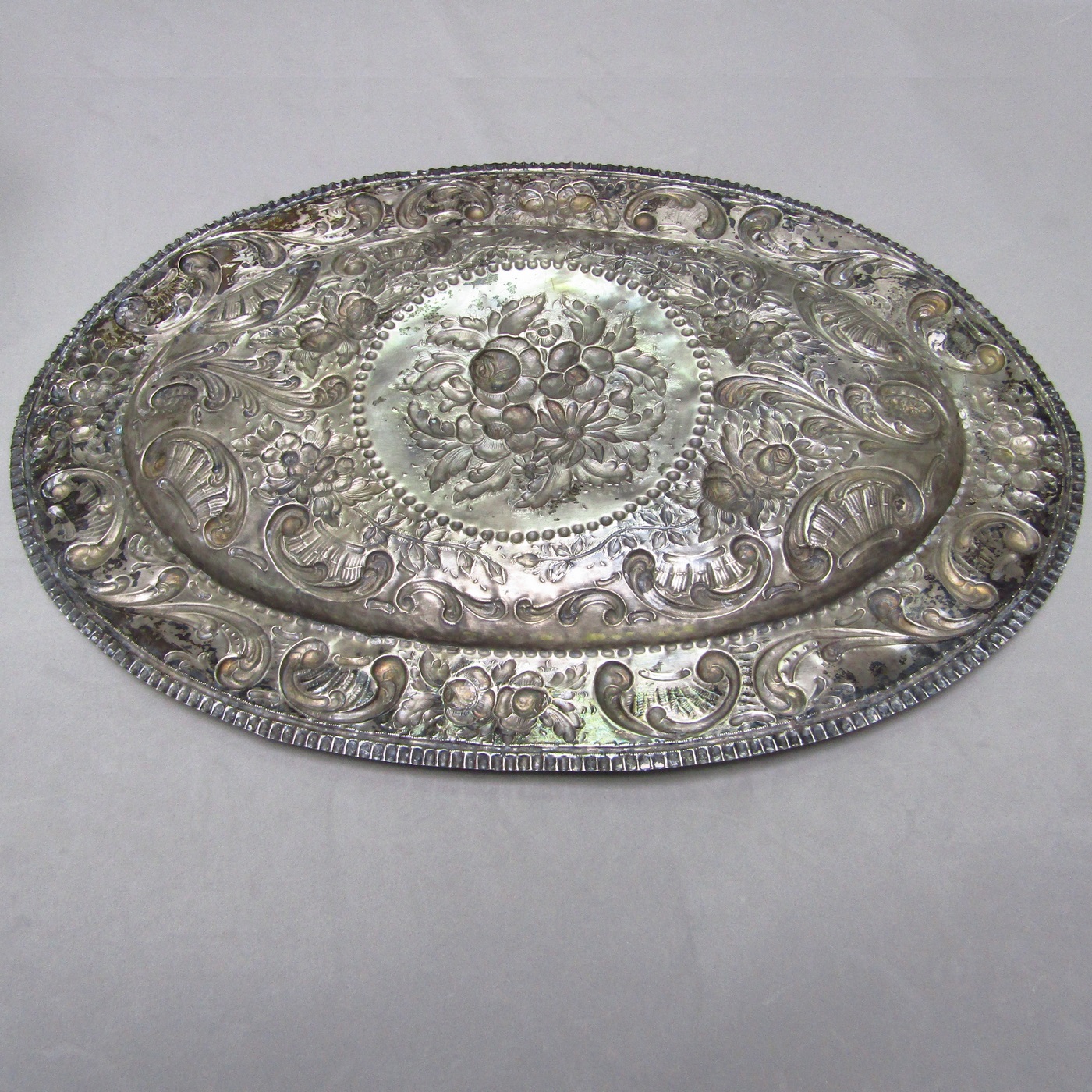 Bandejal Oval Decorativa gran tamaño en Plata de Ley. España, siglo XVIII-XIX. Bandejal Oval Decorativa gran tamaño en Plata de Ley. España, siglo XVIII-XIX.