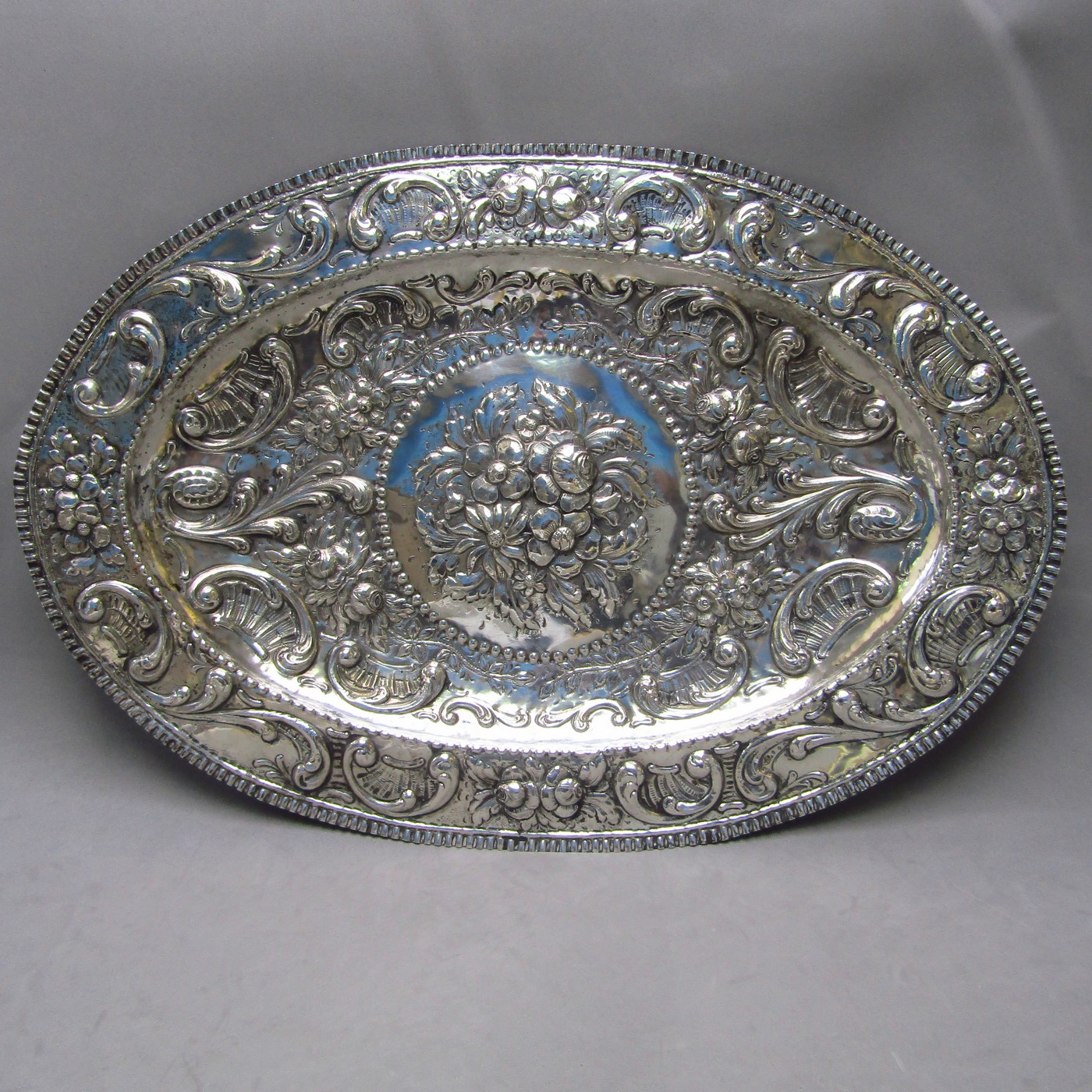 Bandejal Oval Decorativa gran tamaño en Plata de Ley. España, siglo XVIII-XIX. Bandejal Oval Decorativa gran tamaño en Plata de Ley. España, siglo XVIII-XIX.