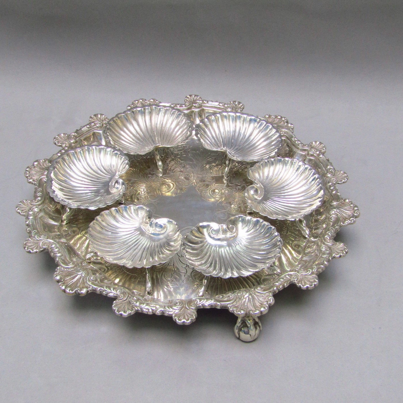 Conjunto de Salvilla y seis Veneras en Plata de Ley. España, siglo XX. Conjunto de Salvilla y seis Veneras en Plata de Ley. España, siglo XX.