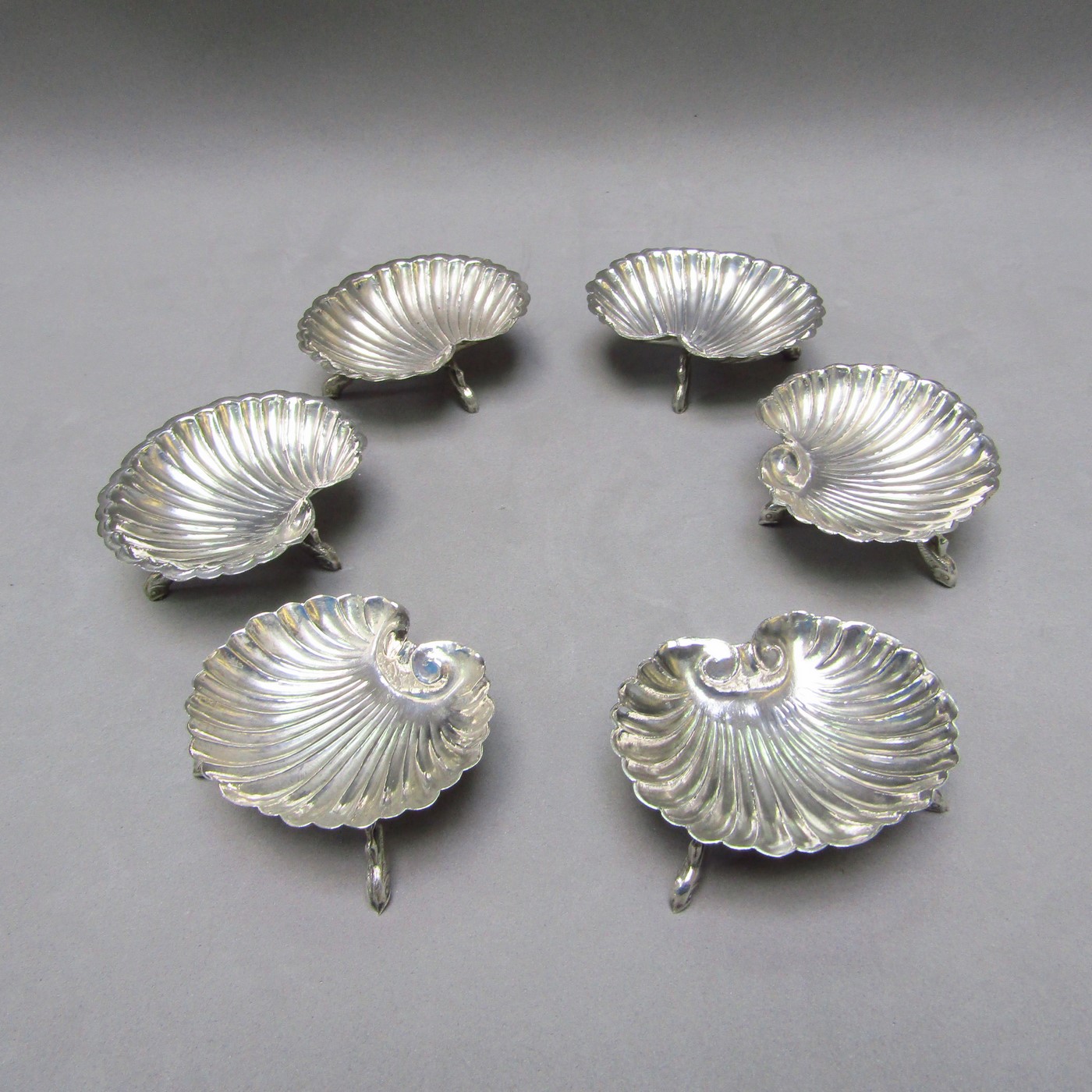Conjunto de Salvilla y seis Veneras en Plata de Ley. España, siglo XX. Conjunto de Salvilla y seis Veneras en Plata de Ley. España, siglo XX.