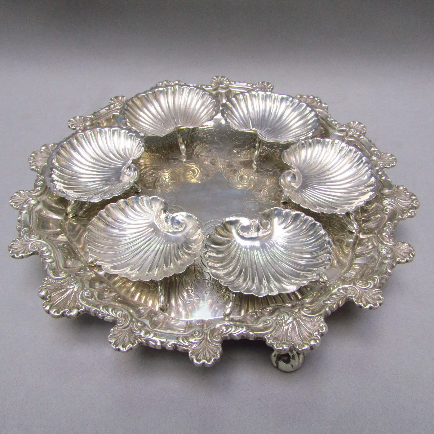 Conjunto de Salvilla y seis Veneras en Plata de Ley. España, siglo XX. Conjunto de Salvilla y seis Veneras en Plata de Ley. España, siglo XX.