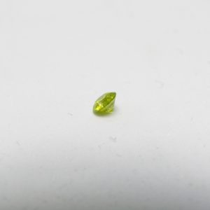 Diamante Natural de 0,30 ct. Talla: Brillante. Color: Fancy Yellow. Pureza: P2. Sin datos de tratamiento.