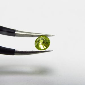 Diamante Natural de 0,30 ct. Talla: Brillante. Color: Fancy Yellow. Pureza: P2. Sin datos de tratamiento.