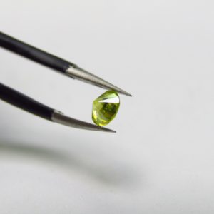 Diamante Natural de 0,30 ct. Talla: Brillante. Color: Fancy Yellow. Pureza: P2. Sin datos de tratamiento.