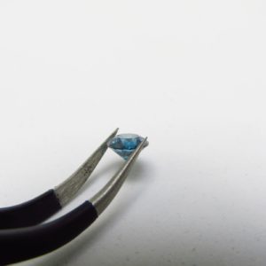 Diamante Natural de 0,46 ct. Talla: Brillante. Color: Blue. Pureza: P3. Mejorado. Certificado IGR.