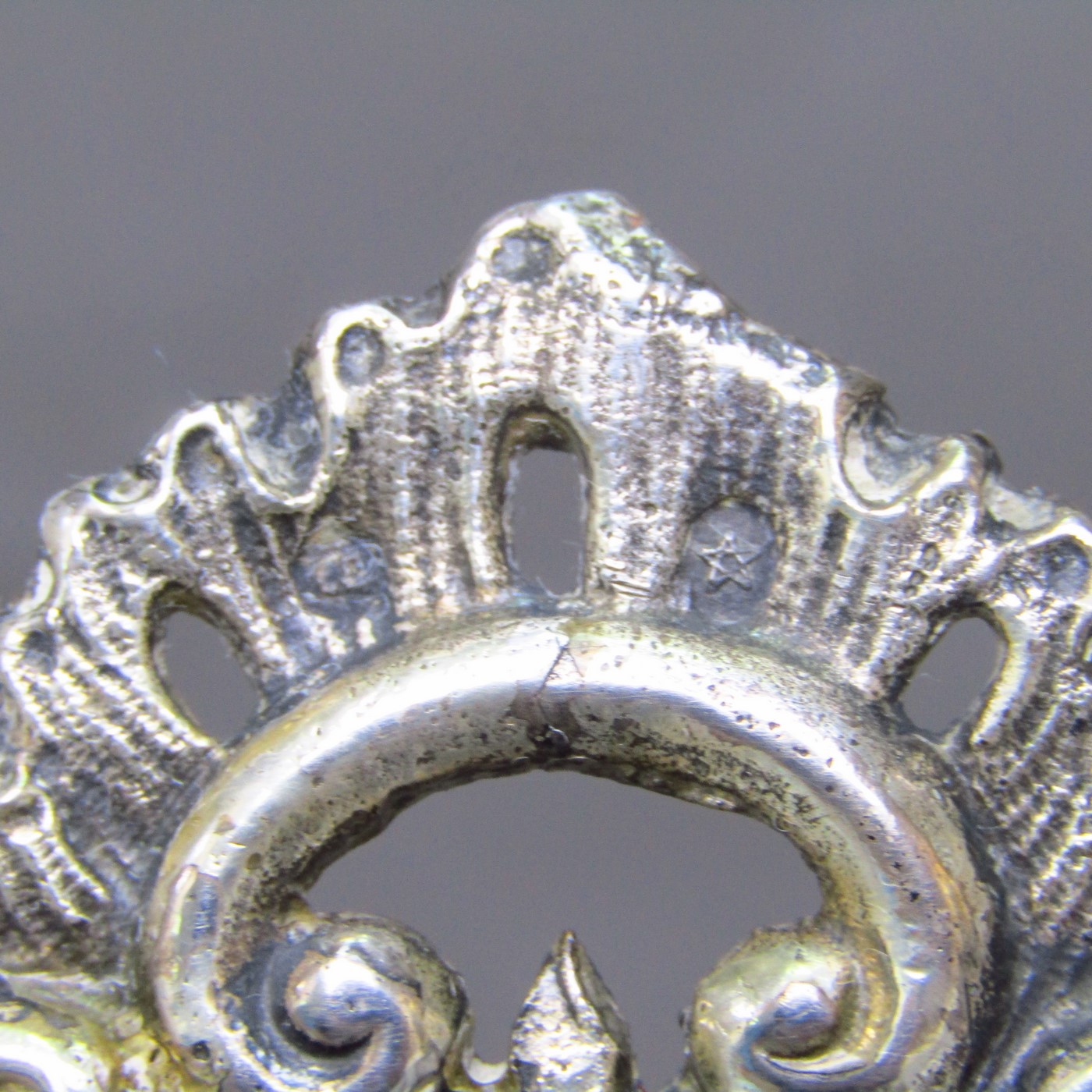 Marco de sobremesa en Plata de Ley con espejo biselado. España, siglo XX. Marco de sobremesa en Plata de Ley con espejo biselado. España, siglo XX.