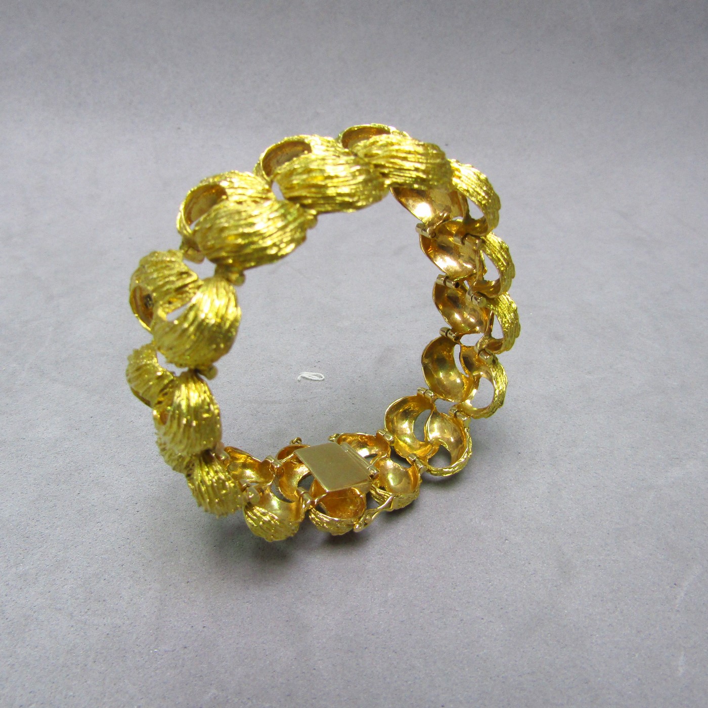 Pulsera realizada en oro amarillo de 18 K. 57 gr. Pulsera realizada en oro amarillo de 18 K. 57 gr.