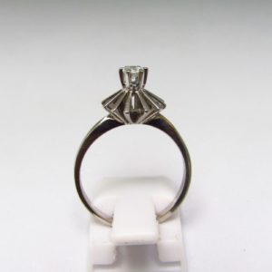 Solitario realizado en Oro Blanco 18k con Diamante talla Brillante de 0,15 ct. (H-SI1). 3,73 gr.