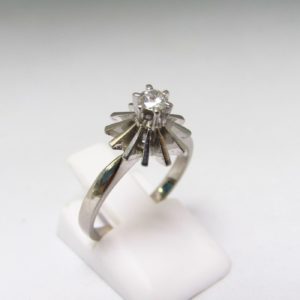 Solitario realizado en Oro Blanco 18k con Diamante talla Brillante de 0,15 ct. (H-SI1). 3,73 gr.