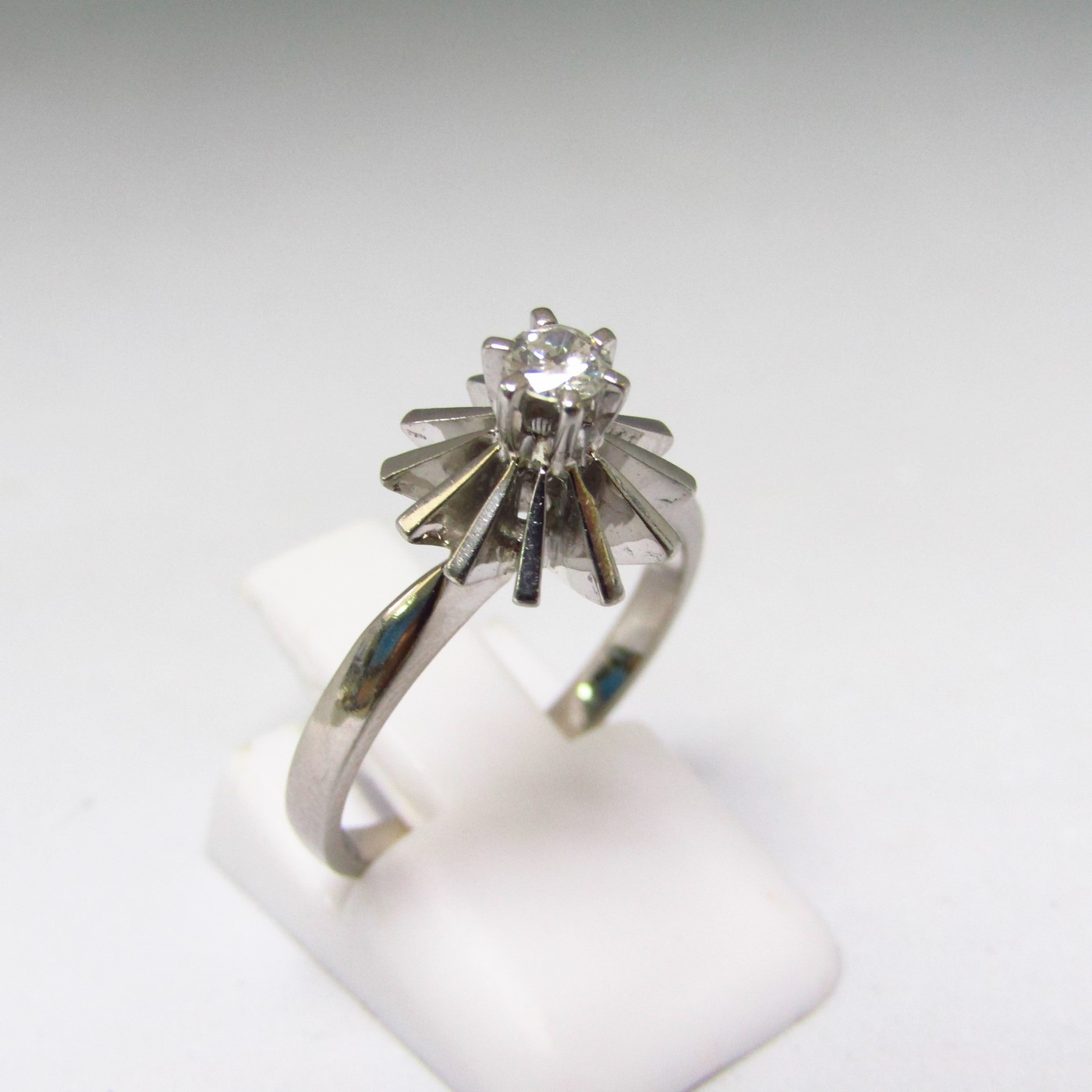 Solitario realizado en Oro Blanco 18k con Diamante talla Brillante de 0,15 ct. (H-SI1). 3,73 gr. Solitario realizado en Oro Blanco 18k con Diamante talla Brillante de 0,15 ct. (H-SI1). 3,73 gr.