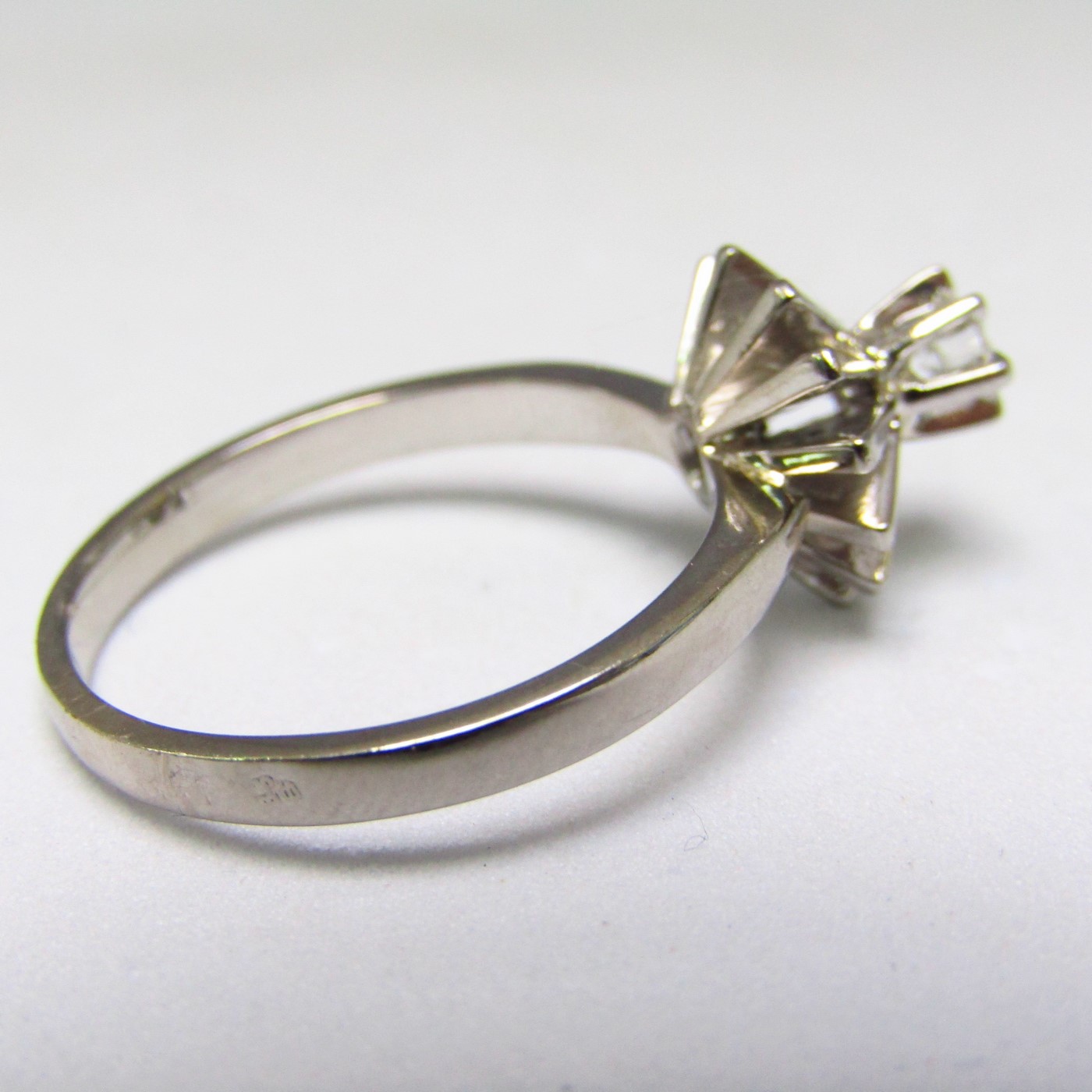 Solitario realizado en Oro Blanco 18k con Diamante talla Brillante de 0,15 ct. (H-SI1). 3,73 gr. Solitario realizado en Oro Blanco 18k con Diamante talla Brillante de 0,15 ct. (H-SI1). 3,73 gr.