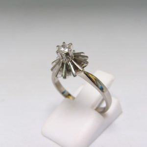 Solitario realizado en Oro Blanco 18k con Diamante talla Brillante de 0,15 ct. (H-SI1). 3,73 gr.