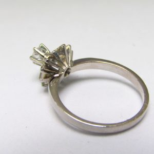 Solitario realizado en Oro Blanco 18k con Diamante talla Brillante de 0,15 ct. (H-SI1). 3,73 gr.