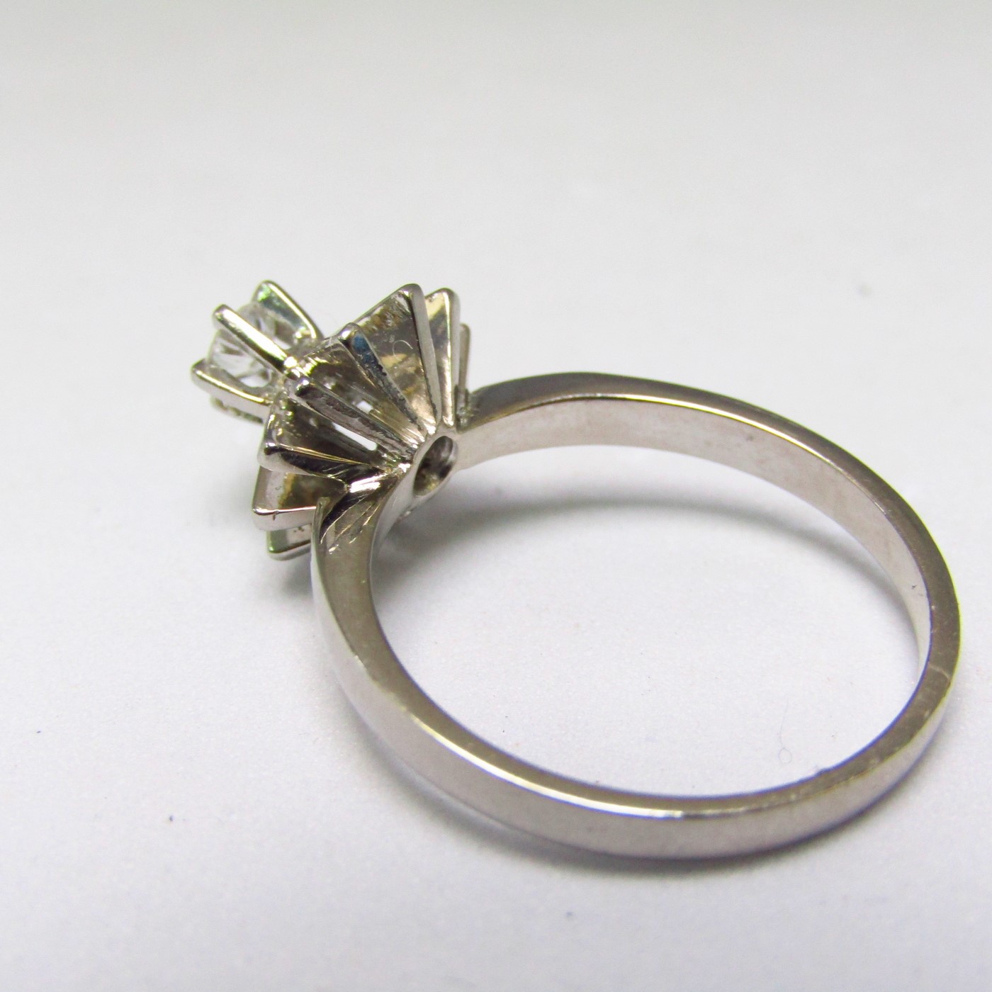 Solitario realizado en Oro Blanco 18k con Diamante talla Brillante de 0,15 ct. (H-SI1). 3,73 gr. Solitario realizado en Oro Blanco 18k con Diamante talla Brillante de 0,15 ct. (H-SI1). 3,73 gr.