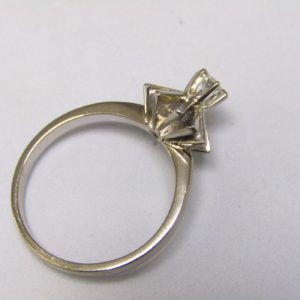Solitario realizado en Oro Blanco 18k con Diamante talla Brillante de 0,15 ct. (H-SI1). 3,73 gr.