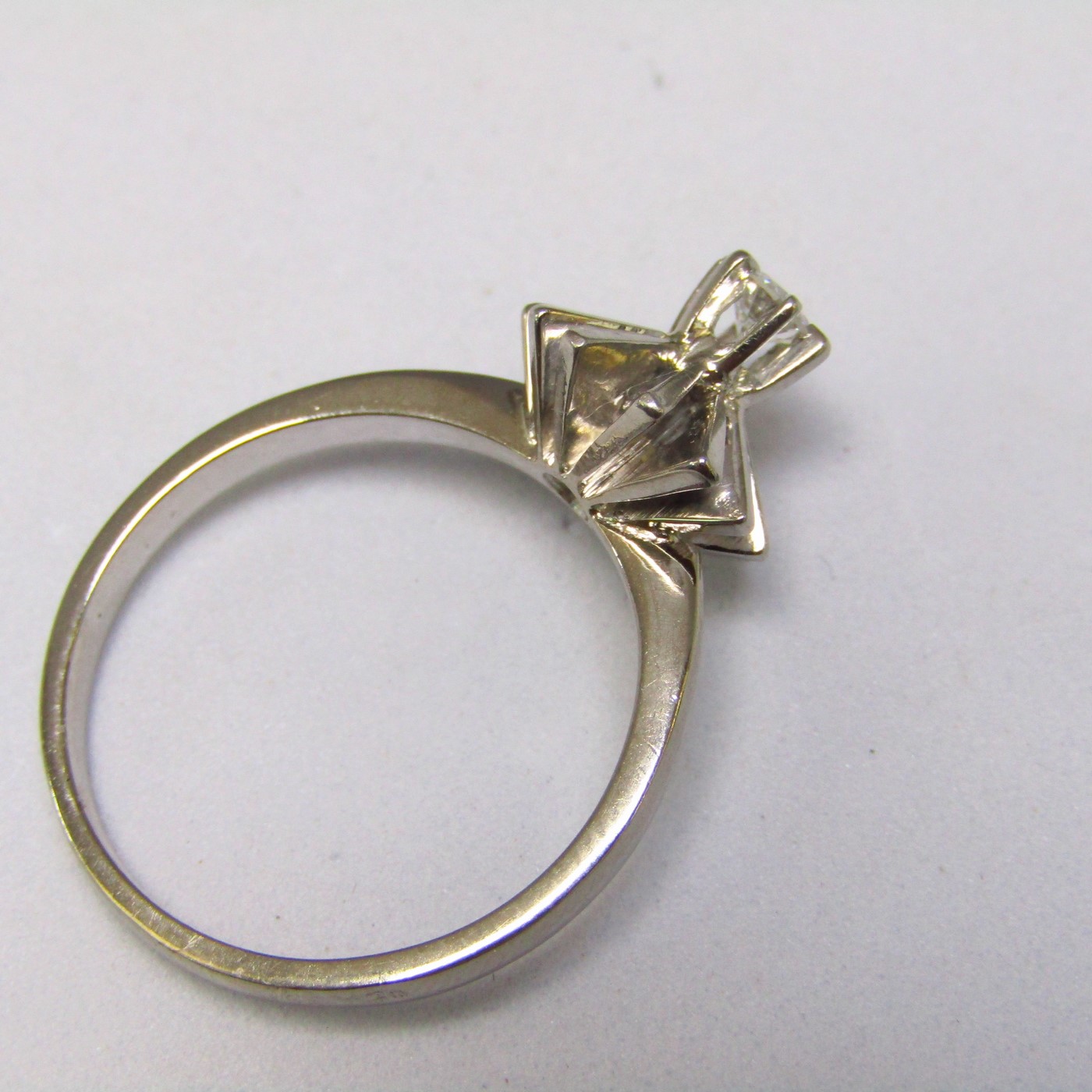 Solitario realizado en Oro Blanco 18k con Diamante talla Brillante de 0,15 ct. (H-SI1). 3,73 gr. Solitario realizado en Oro Blanco 18k con Diamante talla Brillante de 0,15 ct. (H-SI1). 3,73 gr.