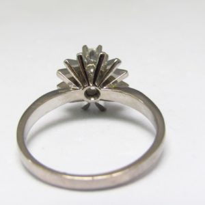 Solitario realizado en Oro Blanco 18k con Diamante talla Brillante de 0,15 ct. (H-SI1). 3,73 gr.