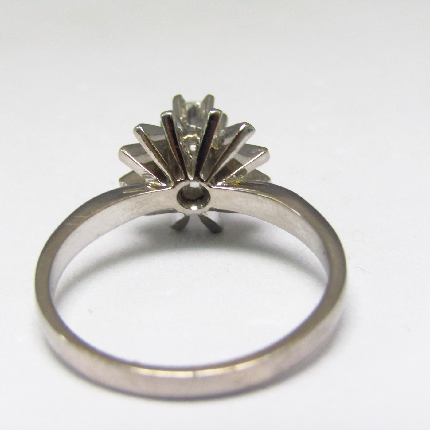Solitario realizado en Oro Blanco 18k con Diamante talla Brillante de 0,15 ct. (H-SI1). 3,73 gr. Solitario realizado en Oro Blanco 18k con Diamante talla Brillante de 0,15 ct. (H-SI1). 3,73 gr.