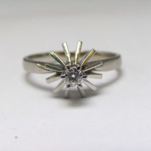 Solitario realizado en Oro Blanco 18k con Diamante talla Brillante de 0,15 ct. (H-SI1). 3,73 gr.