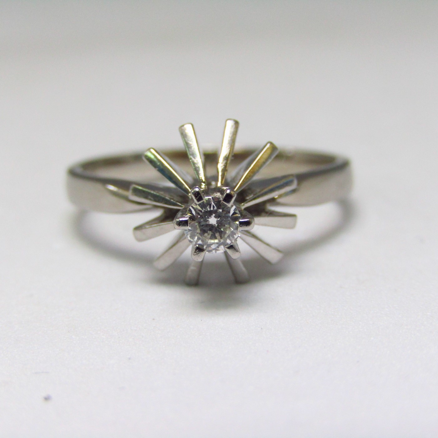 Solitario realizado en Oro Blanco 18k con Diamante talla Brillante de 0,15 ct. (H-SI1). 3,73 gr. Solitario realizado en Oro Blanco 18k con Diamante talla Brillante de 0,15 ct. (H-SI1). 3,73 gr.