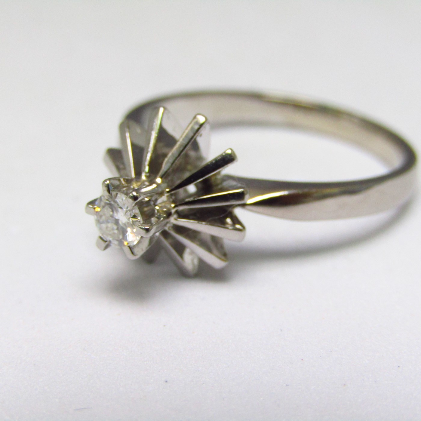 Solitario realizado en Oro Blanco 18k con Diamante talla Brillante de 0,15 ct. (H-SI1). 3,73 gr. Solitario realizado en Oro Blanco 18k con Diamante talla Brillante de 0,15 ct. (H-SI1). 3,73 gr.