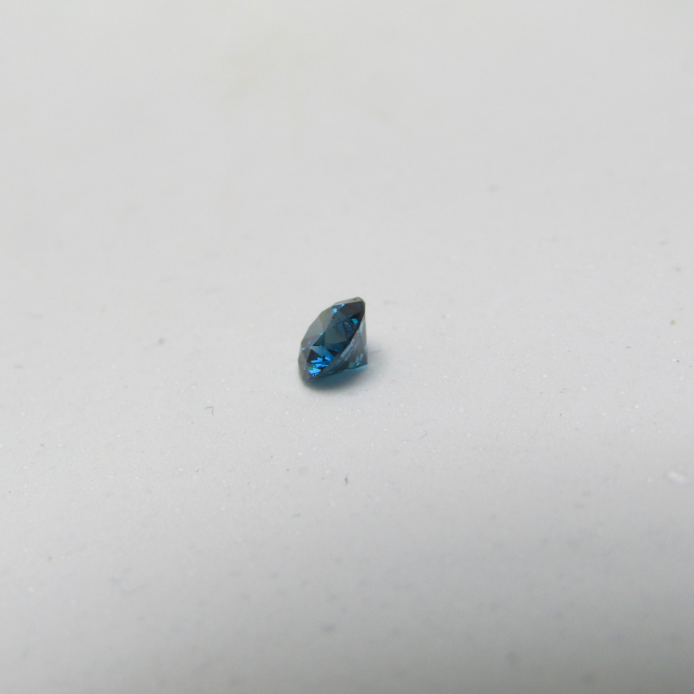 Diamante Natural de 0,46 ct. Talla: Brillante. Color: Blue. Pureza: P3. Mejorado. Certificado IGR. Diamante Natural de 0,46 ct. Talla: Brillante. Color: Blue. Pureza: P3. Mejorado. Certificado IGR.