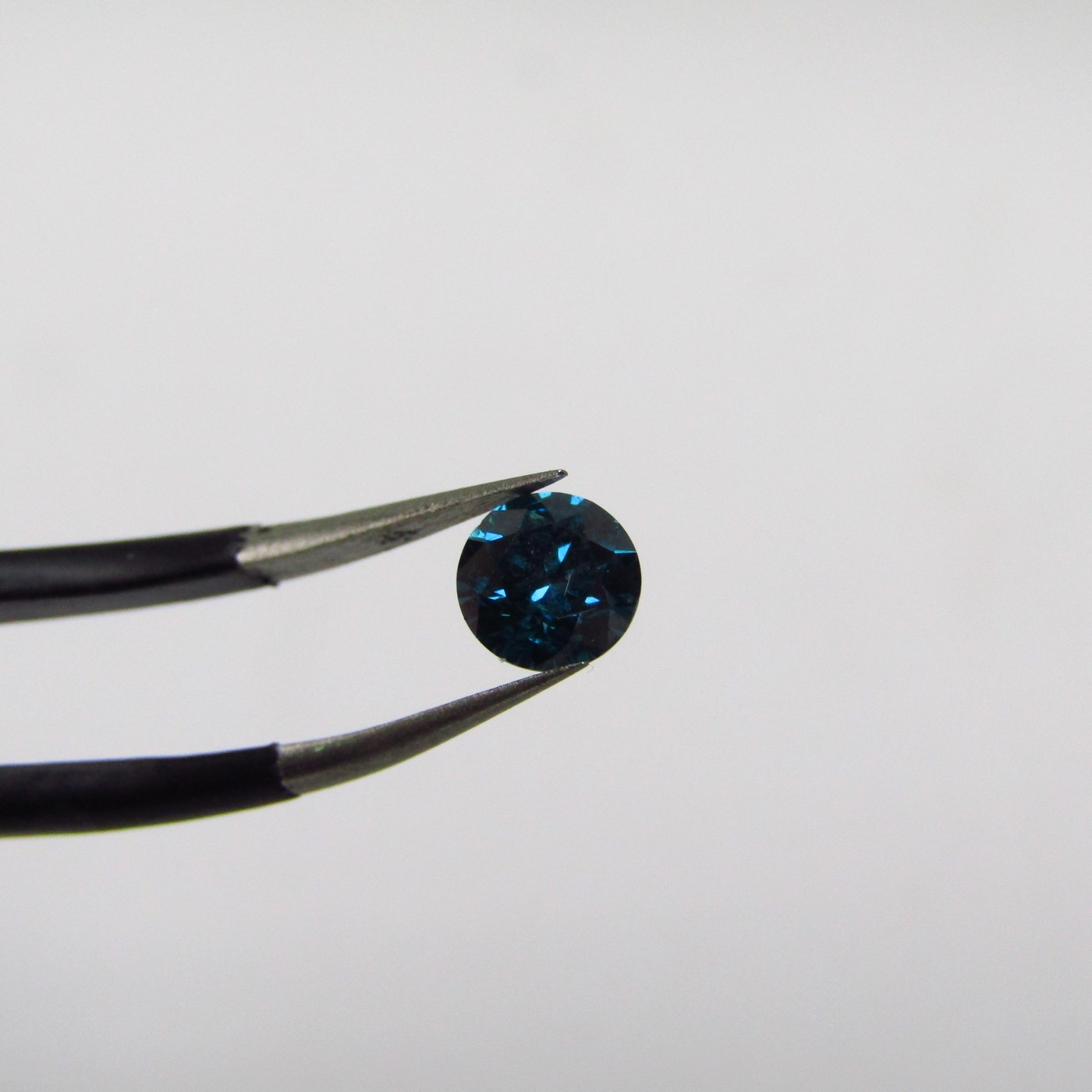 Diamante Natural de 0,46 ct. Talla: Brillante. Color: Blue. Pureza: P3. Mejorado. Certificado IGR. Diamante Natural de 0,46 ct. Talla: Brillante. Color: Blue. Pureza: P3. Mejorado. Certificado IGR.