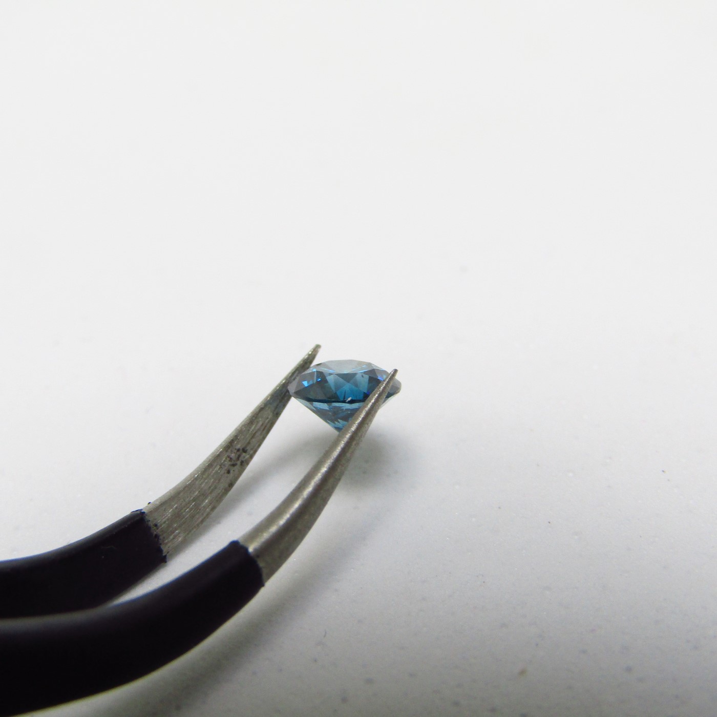 Diamante Natural de 0,46 ct. Talla: Brillante. Color: Blue. Pureza: P3. Mejorado. Certificado IGR. Diamante Natural de 0,46 ct. Talla: Brillante. Color: Blue. Pureza: P3. Mejorado. Certificado IGR.