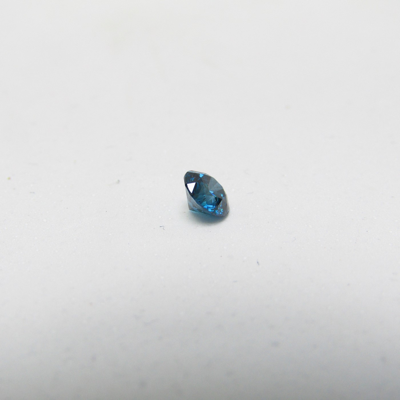 Diamante Natural de 0,46 ct. Talla: Brillante. Color: Blue. Pureza: P3. Mejorado. Certificado IGR. Diamante Natural de 0,46 ct. Talla: Brillante. Color: Blue. Pureza: P3. Mejorado. Certificado IGR.