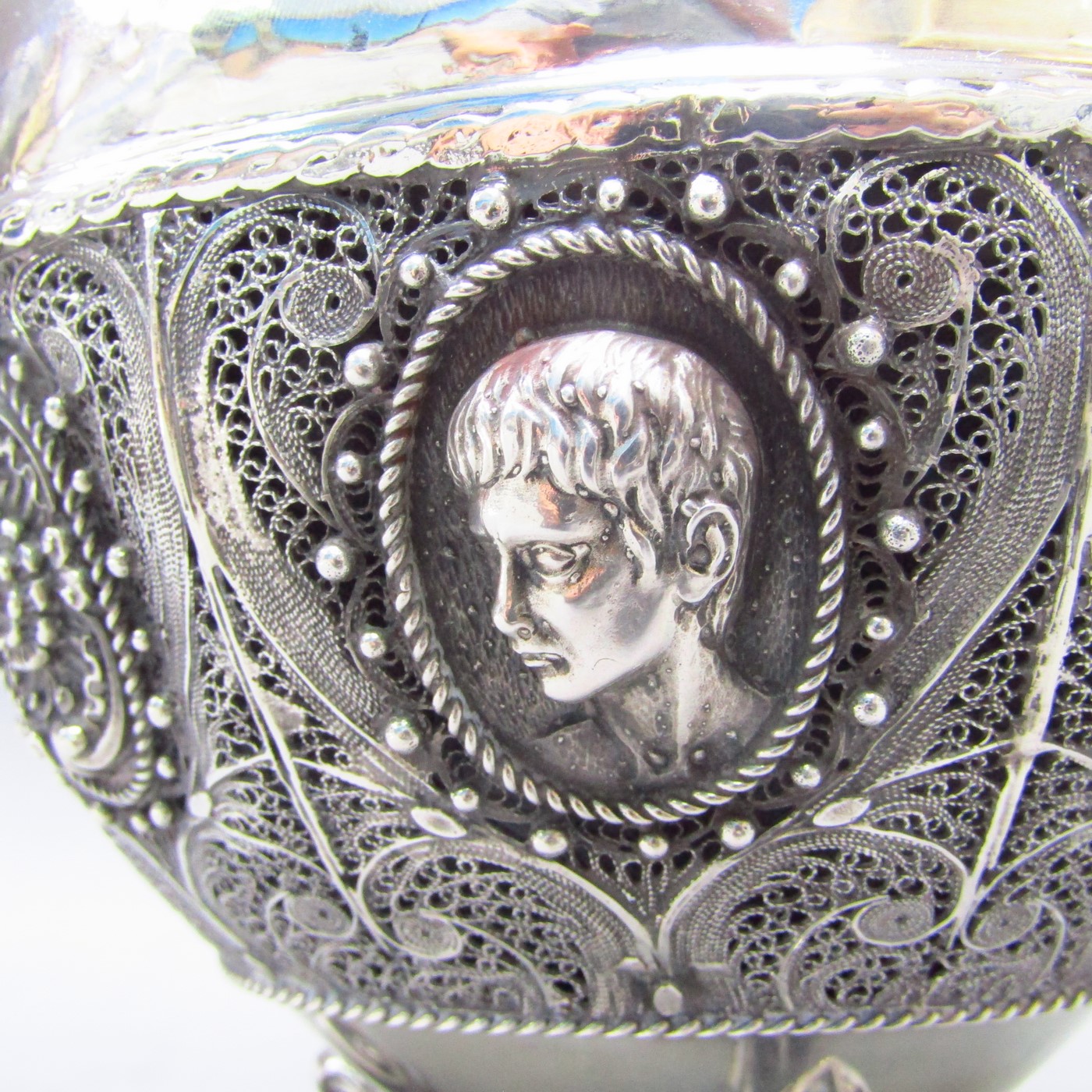 Jarra en Plata de Ley, decorada con filigranas. España, siglo XX. Jarra en Plata de Ley, decorada con filigranas. España, siglo XX.