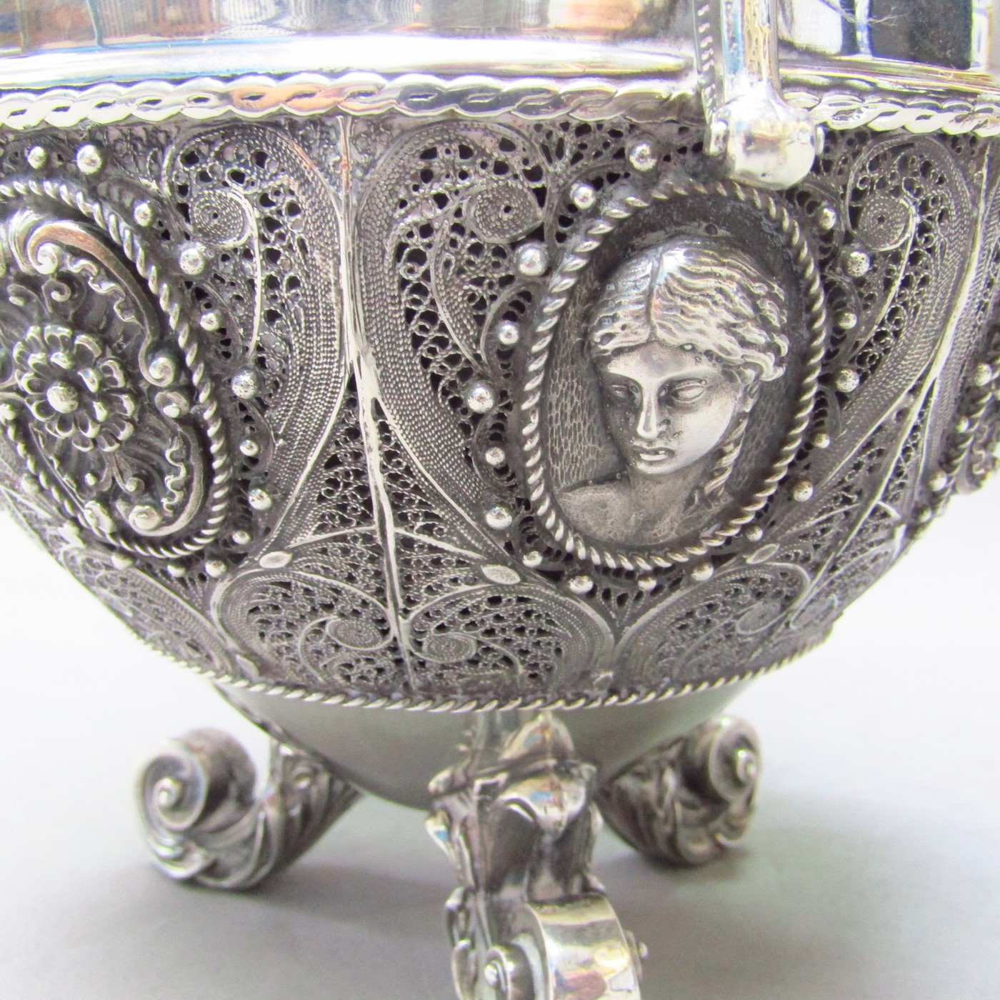 Jarra en Plata de Ley, decorada con filigranas. España, siglo XX. Jarra en Plata de Ley, decorada con filigranas. España, siglo XX.