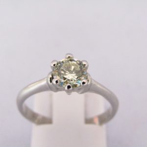 Solitario en Oro de 18k, con Diamante Natural Talla Brillante de 0,73 ct. (M/SI2). Certificado IGE.