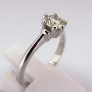 Solitario en Oro de 18k, con Diamante Natural Talla Brillante de 0,73 ct. (M/SI2). Certificado IGE.