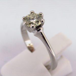 Solitario en Oro de 18k, con Diamante Natural Talla Brillante de 0,73 ct. (M/SI2). Certificado IGE.