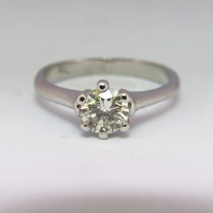 Solitario en Oro de 18k, con Diamante Natural Talla Brillante de 0,73 ct. (M/SI2). Certificado IGE.
