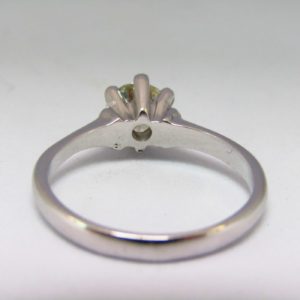 Solitario en Oro de 18k, con Diamante Natural Talla Brillante de 0,73 ct. (M/SI2). Certificado IGE.