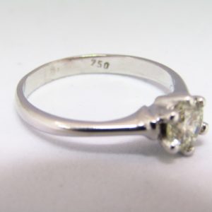 Solitario en Oro de 18k, con Diamante Natural Talla Brillante de 0,73 ct. (M/SI2). Certificado IGE.