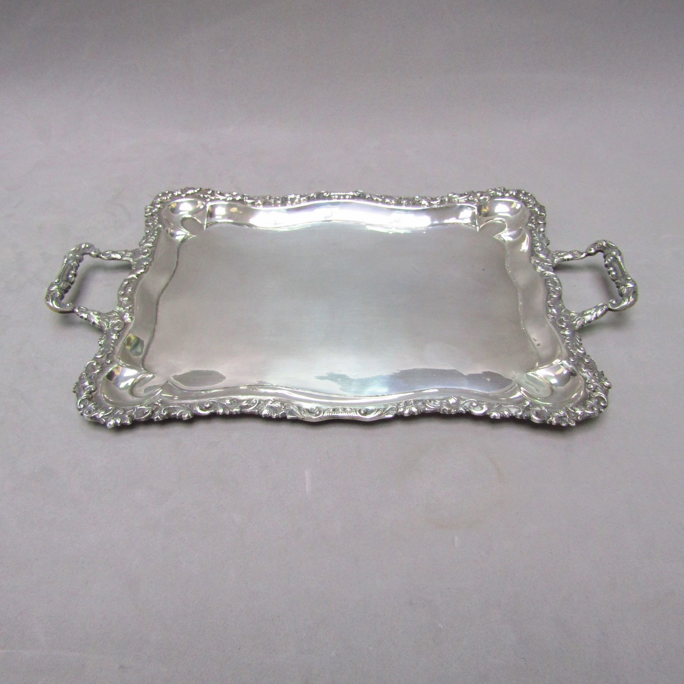 Bandeja con asas rectangular de plata de ley, España, siglo XX Bandeja con asas rectangular de plata de ley, España, siglo XX
