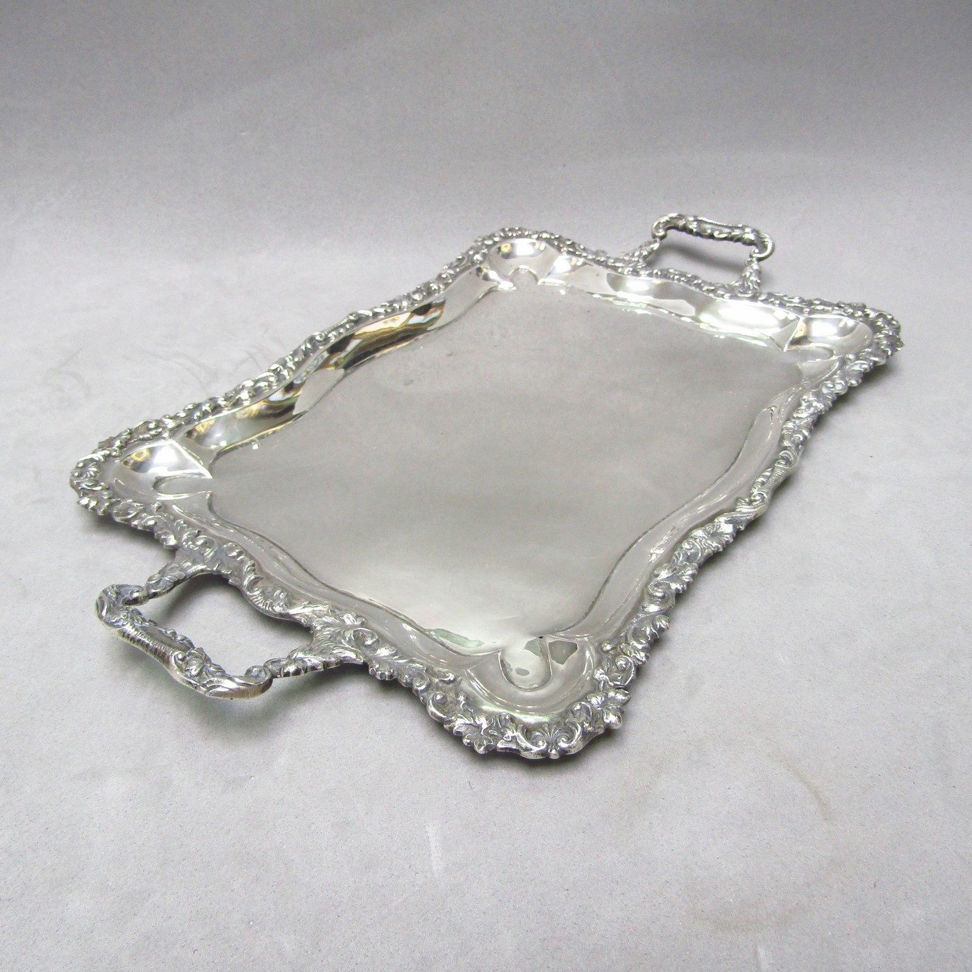 Bandeja con asas rectangular de plata de ley, España, siglo XX Bandeja con asas rectangular de plata de ley, España, siglo XX