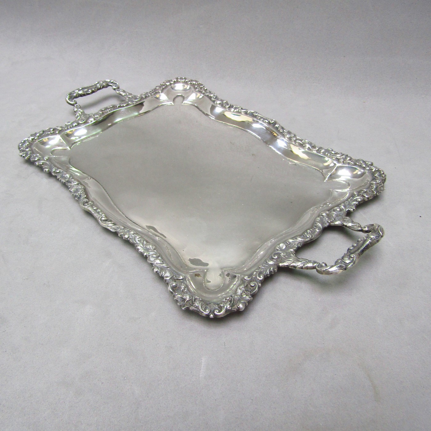 Bandeja con asas rectangular de plata de ley, España, siglo XX Bandeja con asas rectangular de plata de ley, España, siglo XX