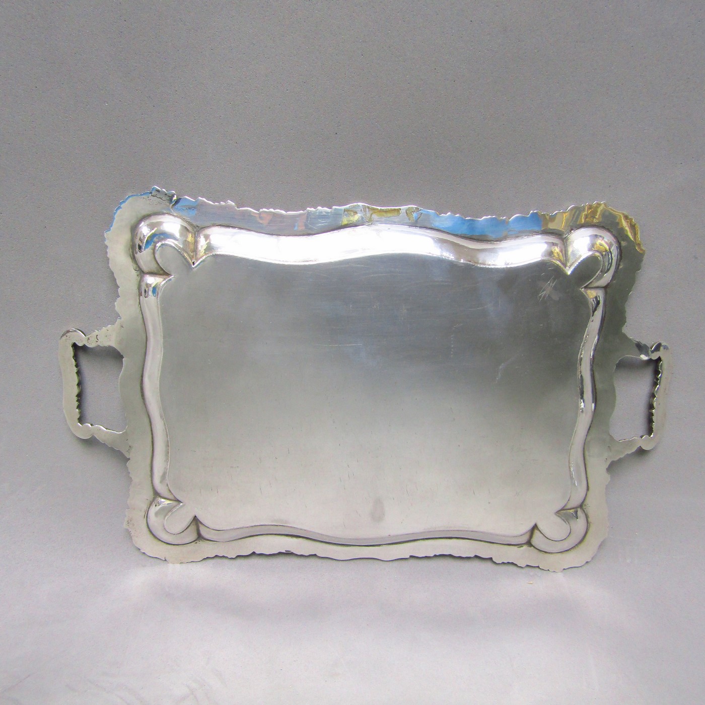 Bandeja con asas rectangular de plata de ley, España, siglo XX Bandeja con asas rectangular de plata de ley, España, siglo XX